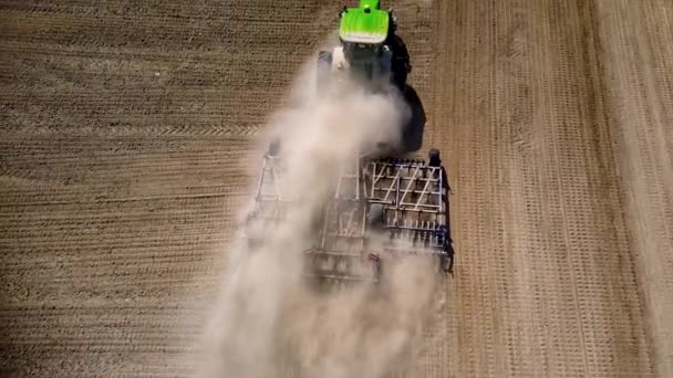 Vista Superior Del Tractor Azul Con Accesorio Arado Rojo Acción — Vídeo de stock