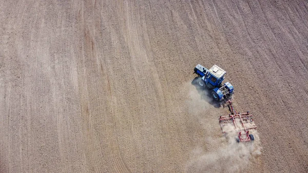 Bovenaanzicht Van Blauwe Trekker Met Een Rode Ploegaanbouwdeel Actie Een — Stockfoto