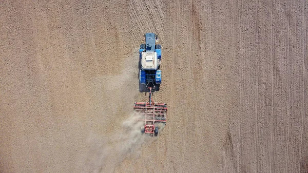 Bovenaanzicht Van Een Blauwe Trekker Met Een Roodaandrijving Actie Een — Stockfoto