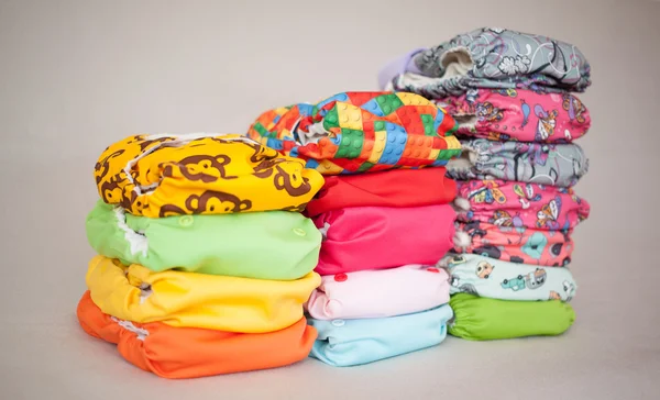 Pilha de fraldas de pano cores diferentes — Fotografia de Stock