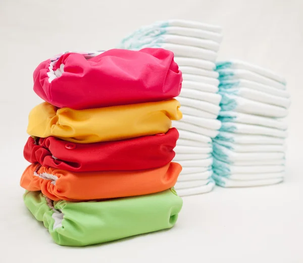 Стек одноразових підгузників і сучасні тканинні підгузники — стокове фото