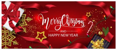 Yatay Noel ve Mutlu Yeni Yıl afişleri Noel hediyeleri, başlıklar ve yukarıdan görülen web sitesi nesneleriyle süslenmiş süslerle parıldıyor. Terfi için üst görünüm unsurları izole edilmiş arkaplan