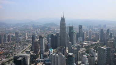Kuala Lumpur şehir merkezi. Gökdelenlerin görüntüsü