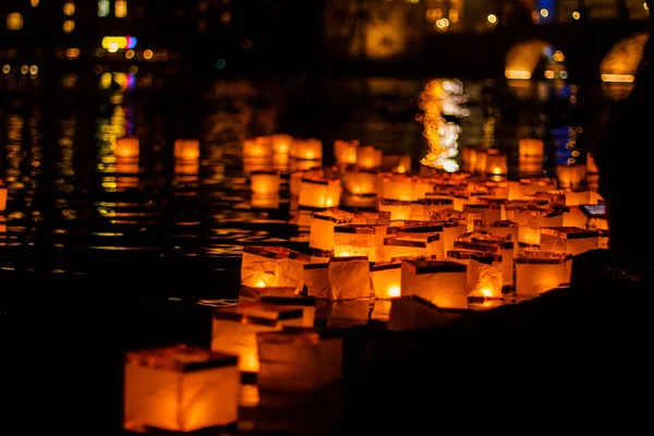 Prag 'daki şenlikte suyun üzerindeki fenerler.