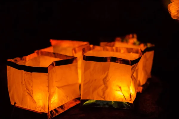 Prag 'daki şenlikte suyun üzerindeki fenerler.