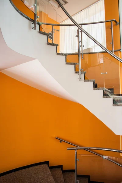 Geschwungene Treppe in einem luxuriösen Bürogebäude — Stockfoto