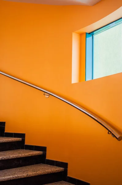 弧形的楼梯在豪华办公大楼旁边橙色 w — 图库照片