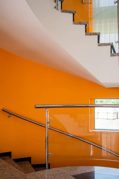 Zakrzywione marmurowe schody w budynku biurowym luksus — Zdjęcie stockowe