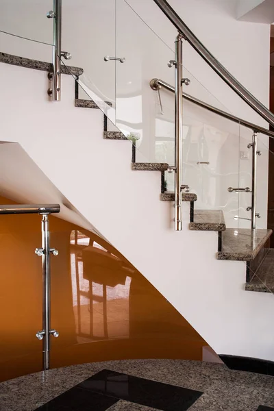 Мраморная лестница в современном офисе — стоковое фото