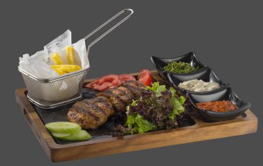 sau üç çeşit patates kızartması bir tarafı ile kıyılmış et ızgara