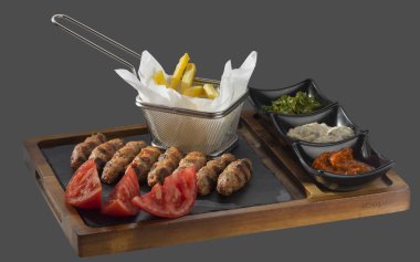 sau üç çeşit patates kızartması bir tarafı ile kıyılmış et ızgara