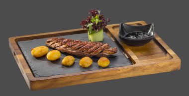 patates ve baharatlı sosu garnitür ile ızgara et