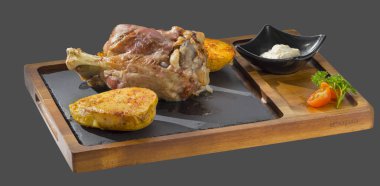 kavrulmuş ve terbiyeli patates garnitür ile kavrulmuş domuz knuckle