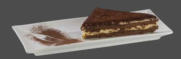 Bit chokladkaka på en tallrik som isolerad på en grå bakgrund — Stockfoto