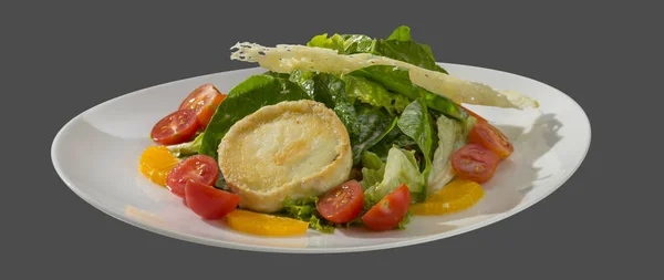 Salát z hlávkového salátu s zashecheno kozím sýrem a parmezánem — Stock fotografie