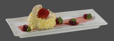 süt tatlı çilek ve çikolata Nyal Shinya ile izole