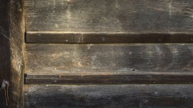 eski bir çiftlik evinde saman depolamak için bir ahır inşa plakalar duvar