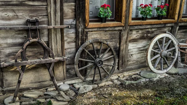 Old wooden parts of wagon standing near the house — Stock Photo, Image