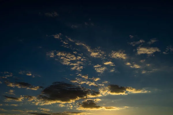 Nubes esponjosas al atardecer — Foto de Stock