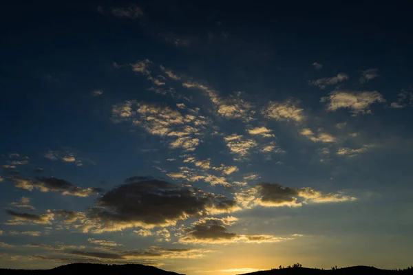 Céu durante o pôr do sol em luz dourada — Fotografia de Stock