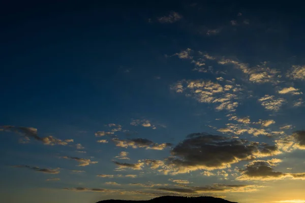 Nubes esponjosas al atardecer dorado — Foto de Stock