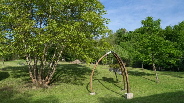 Jardim de parque lindamente cuidado no verão — Fotografia de Stock