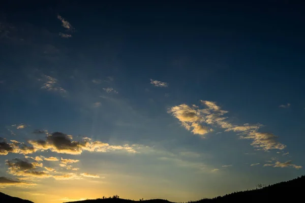 Pôr do sol com horizonte dourado — Fotografia de Stock