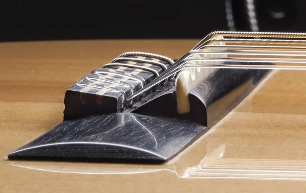 Detail van akoestische klassieke gitaar van het hout met zes snaren — Stockfoto