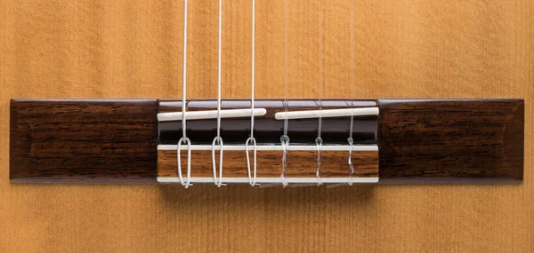 Dettaglio chitarra classica acustica in legno con corde — Foto Stock