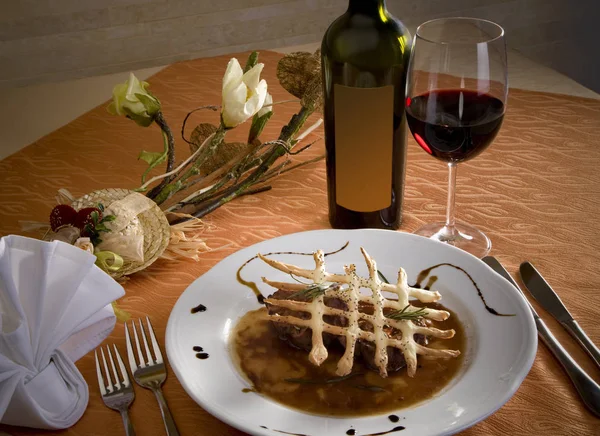 Beautifully arranged plate for dinner with red wine on the table — Stock Photo, Image