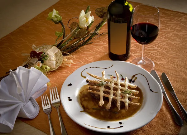 Beautifully arranged plate with red wine on the table — Stock Photo, Image