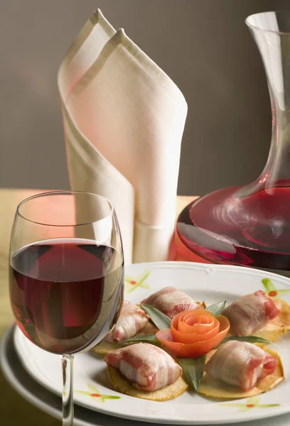 Beautifully arranged plate for dinner with glass of red wine — Stock Photo, Image