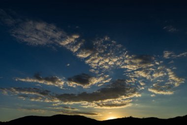 Gökyüzü günbatımı. Siluet orman manzara kırsal