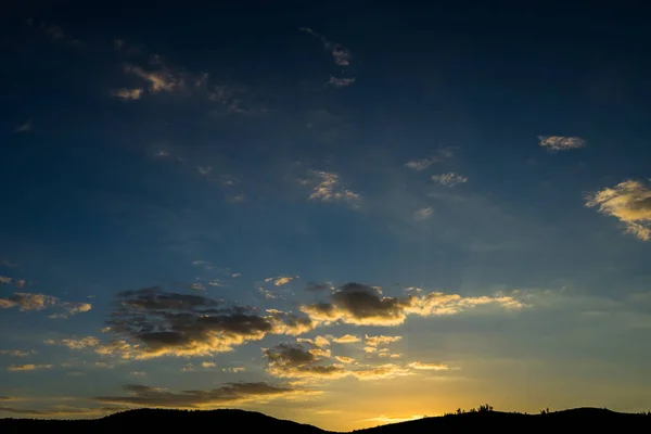 Céu durante o pôr do sol na luz dourada e nuvens brancas — Fotografia de Stock