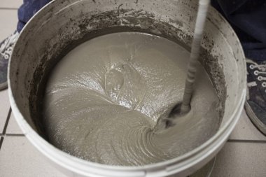 fayans yapıştırıcı bir matkap ile karıştırma