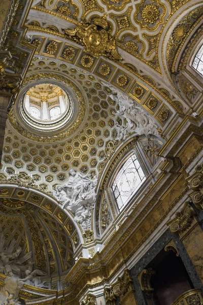 Increíbles detalles arquitectónicos con adornos e interiores dorados Fotos De Stock Sin Royalties Gratis