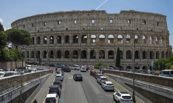 Vista del Coliseo en un día soleado. Roma, Italia. Junio de 2017 — Foto de Stock