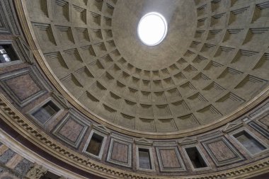 Roma'da Pantheon. İç görünüm. Ray buradan geçen güneş ışığı 