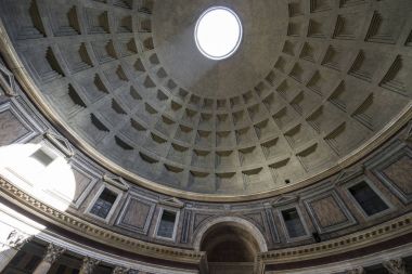 Roma'da Pantheon. Ray bir delikten geçen güneş ışığı 