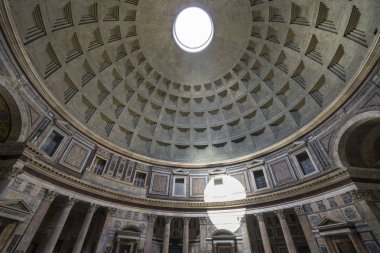 Pantheon bir kubbe. İç görünüm. Ray throu geçen güneş ışığı