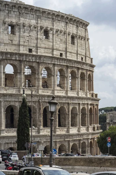 Vista cercana del Coliseo en un día soleado. Roma, Italia. Junio de 2017 — Foto de Stock
