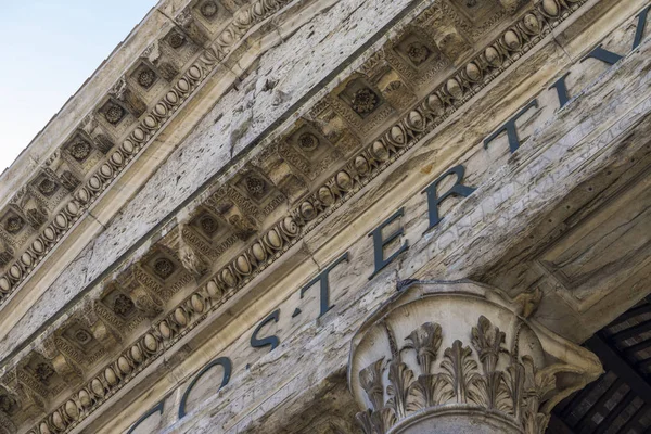 Detalj av Pantheon i Rom. Stäng vyn. Pantheon byggdes som en — Stockfoto