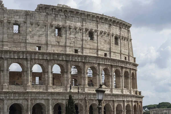 Detalle del Coliseo. Monumento de fama mundial en Roma. De Italia. Junio — Foto de Stock