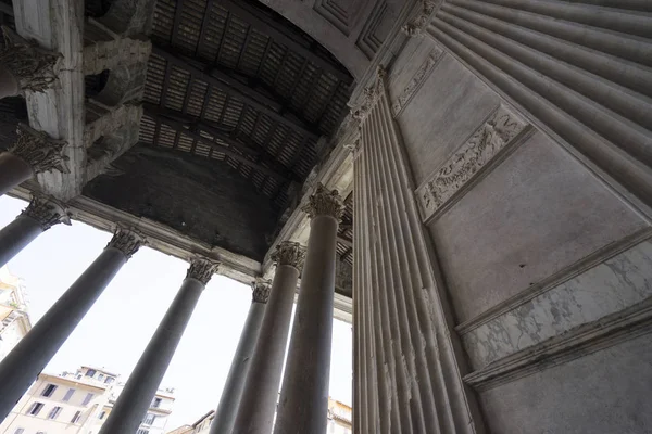 Dôme du Panthéon. Fermer la vue à travers les murs et les colonnes. Panthéon — Photo