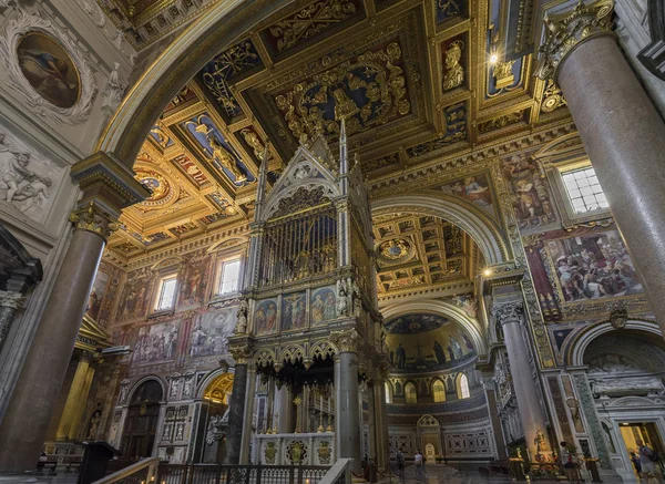 Innenansicht der erzbasilika von st john lateran in rom. Es ist — Stockfoto