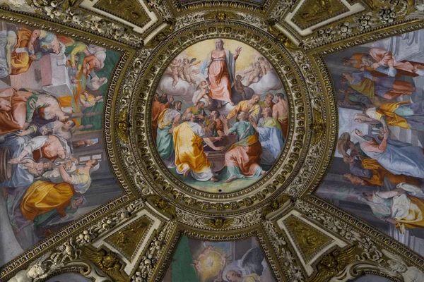 , интерьер и архитектурные детали базилики Санта-Ма — стоковое фото