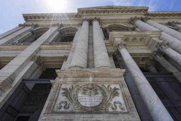 Zavřít pohled na průčelí Basilica di San Giovanni v pozdně — Stock fotografie