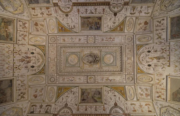 城聖アンジェロ。インテリア。天井を見渡します。ローマ。それ — ストック写真