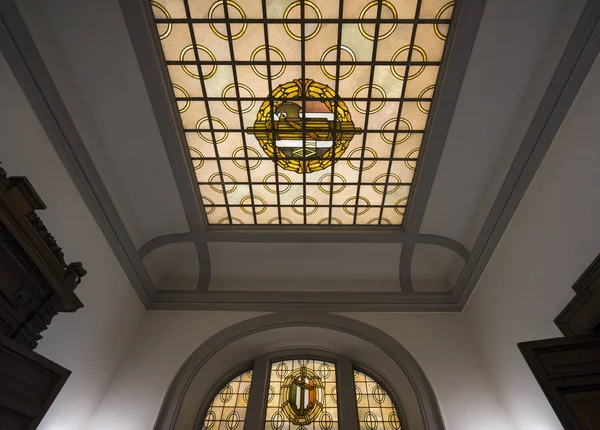 Kleur van gekleurd glas op het plafond van interieur in Marine ministr — Stockfoto