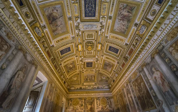Εσωτερική προβολή λεπτομερειών της οροφής τέχνης του Κάστρο Αγίου Angelo. Ρώμη — Φωτογραφία Αρχείου